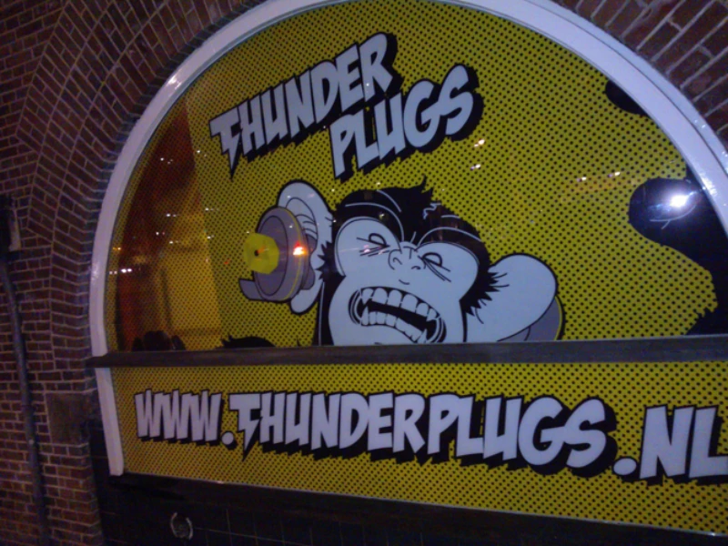 Thunder-plugs-one-way-raam-sticker-2